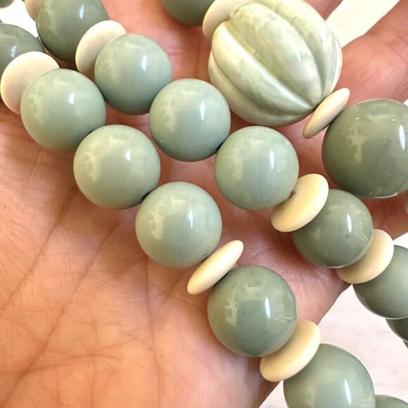 Avon vintage burst of spring green chunky beaded necklace - Picture 10 of 10